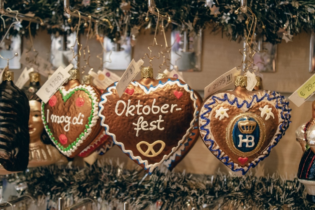 Traditionella tyska pepparkakshjärtan, Lebkuchenherzen, hänger som dekorationer med texten 'Oktoberfest' tydligt synlig.