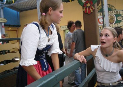 Oktoberfest hemma: Så skapar du autentisk bayersk ölkultur i Sverige